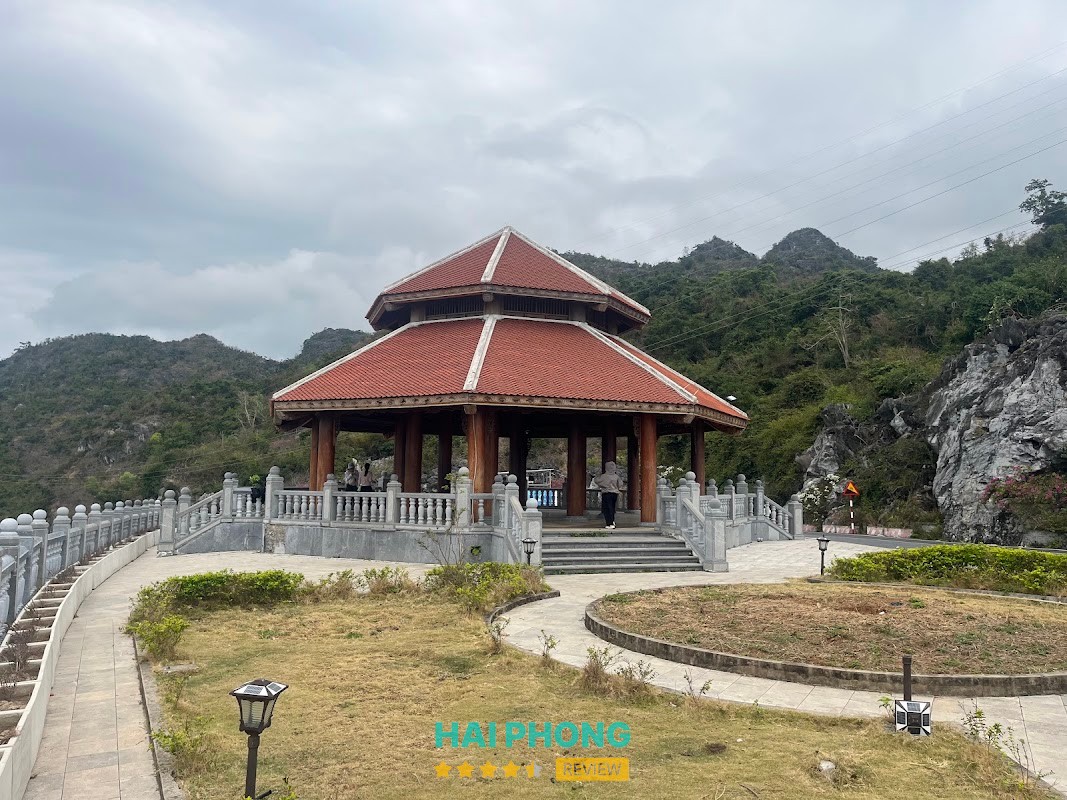 Đường ven biển Cát Bà
