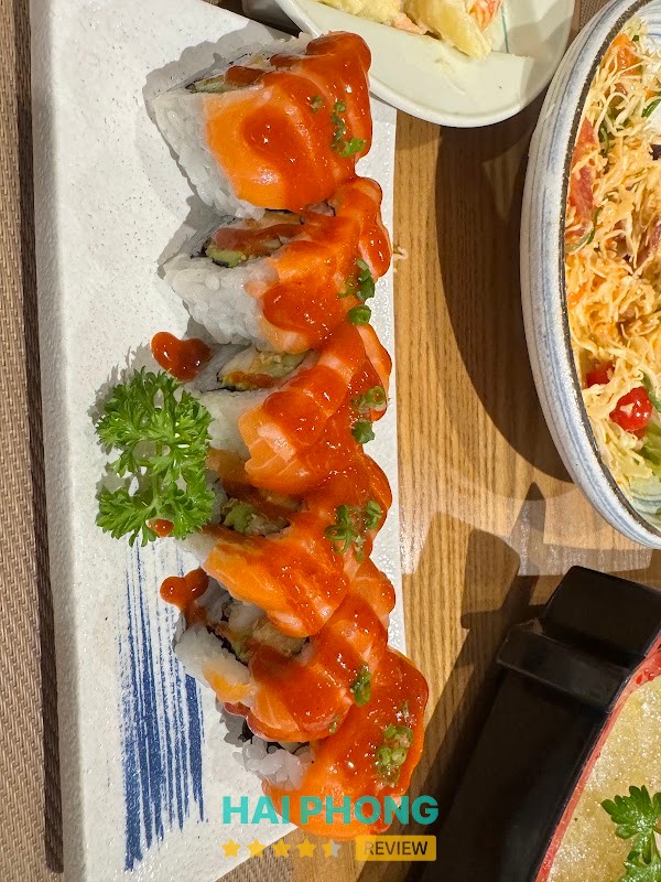 Sushi và sashimi tại Akataiyo Sushi