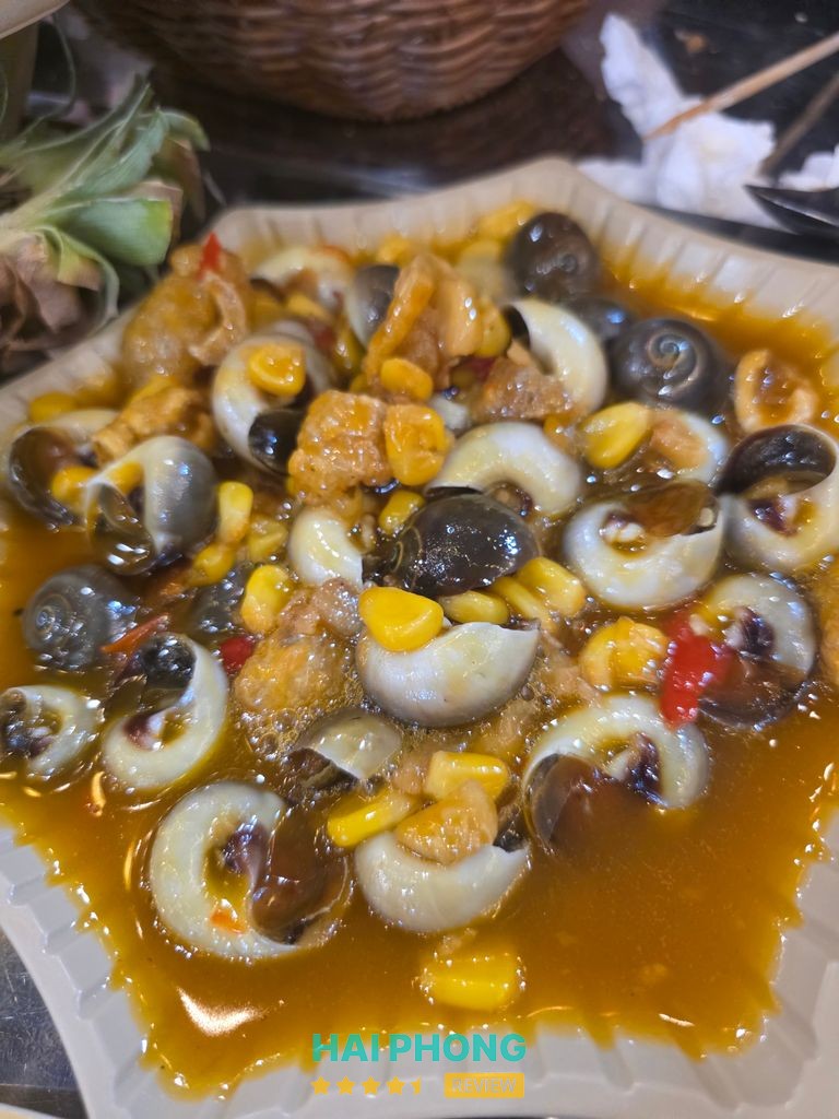 Không gian và món hải sản tại Ốc Thủy Dương