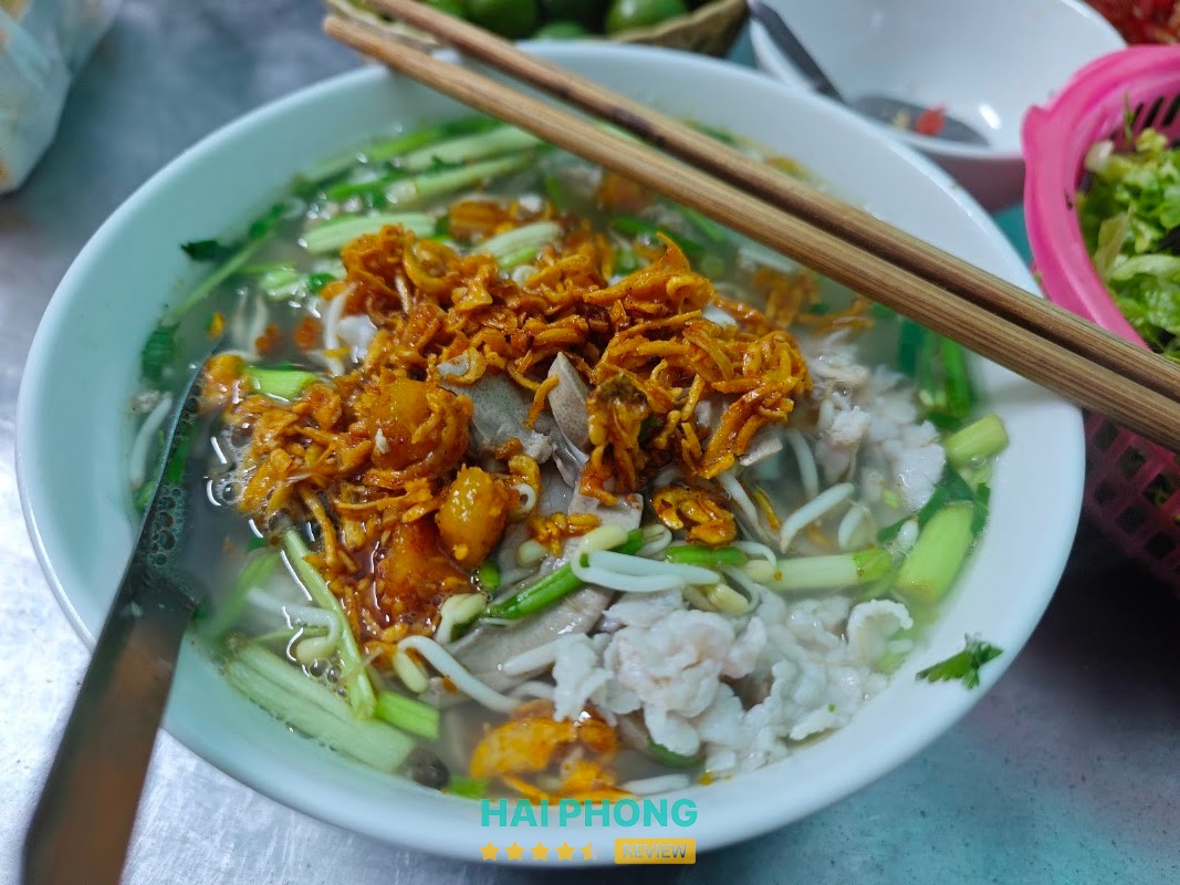 Topping tại quán bánh đa cua Ngõ Lý Phình