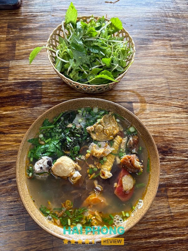 Bát bánh đa cua tại Hậu Tròn