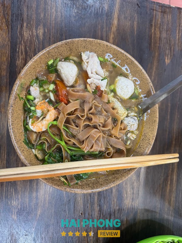 Không gian quán bánh đa cua Hậu Tròn