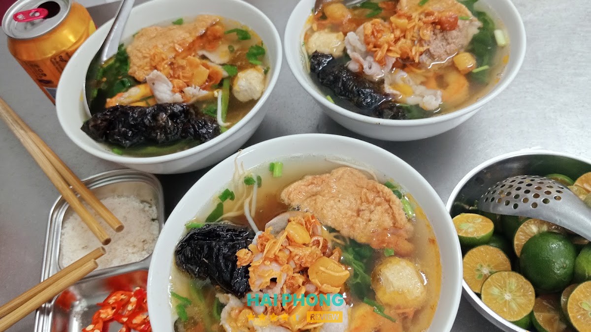 Không gian quán bánh đa cua cô Cẩm