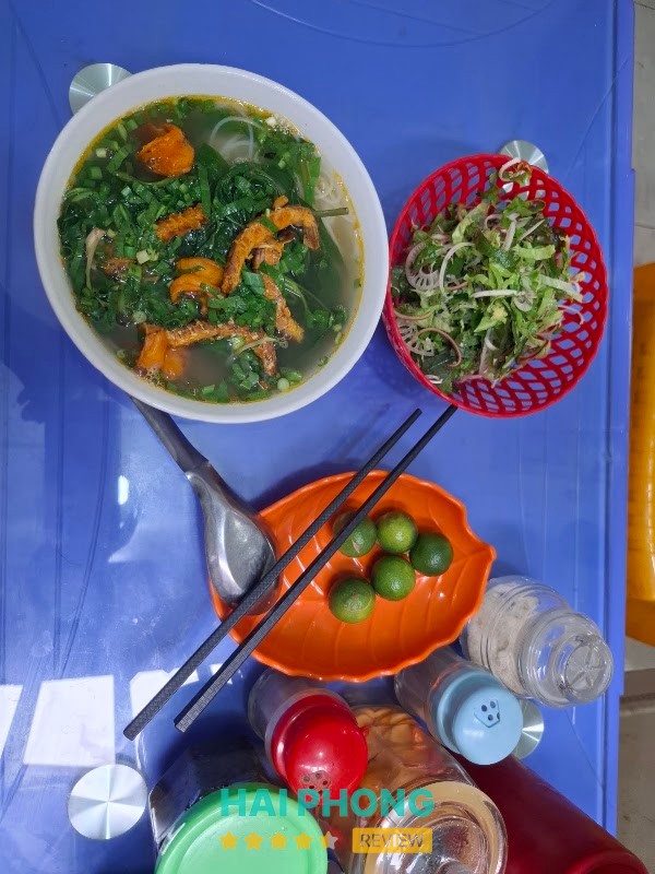 Bát bánh đa cua ăn sáng tại Kiến An