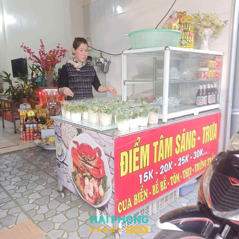 Topping bánh đa cua tại đường Trường Chinh