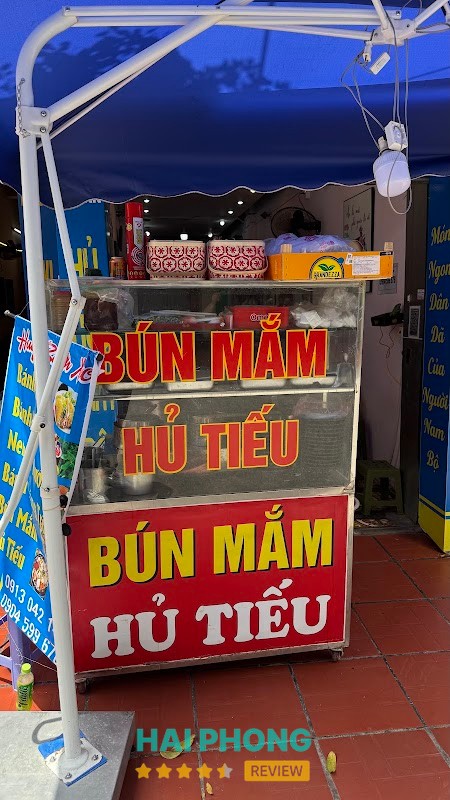 Bánh xèo và món ăn kèm tại Bánh Xèo Nam Bộ