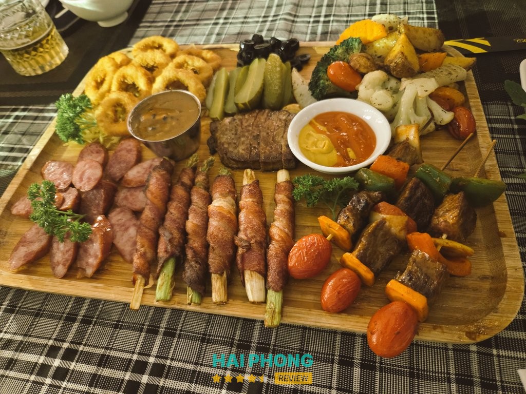 Khu vực sân thượng tại Sunset Beer Hải Phòng