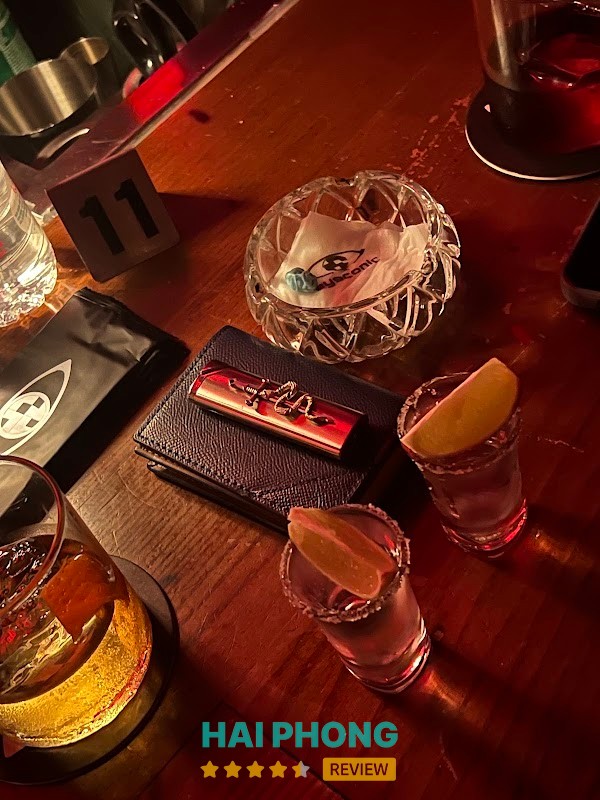 Không khí sôi động tại EYECONIC Cocktail Club
