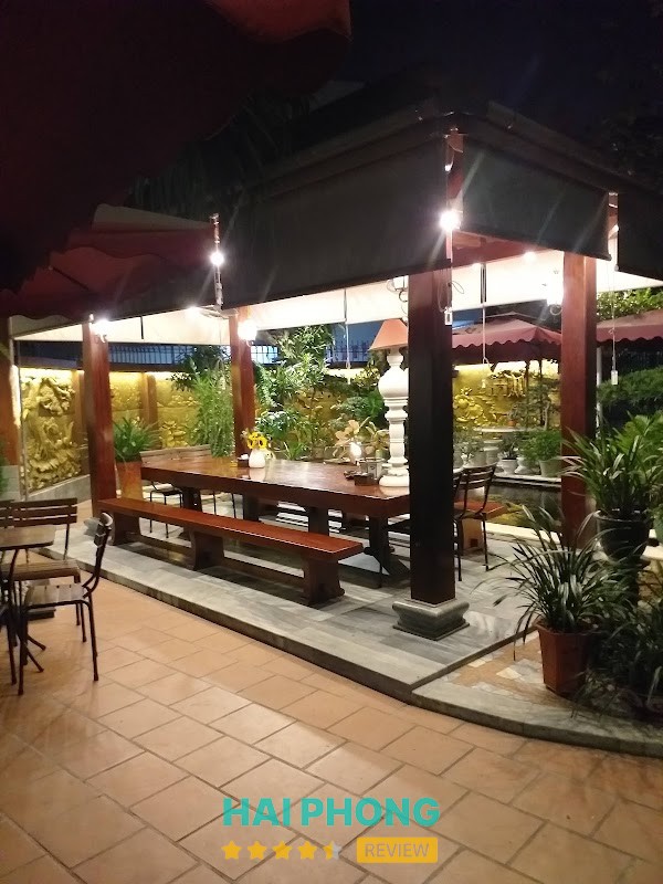 Cafe KOI - không gian sân vườn
