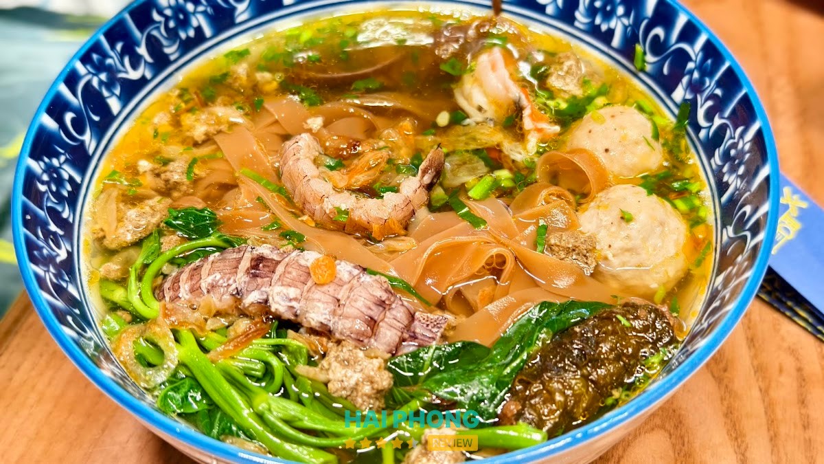 Happy House Cafe - bể cá Koi