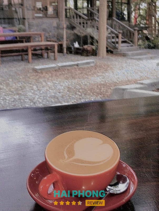 OASIS The Coffee Bar – sân vườn
