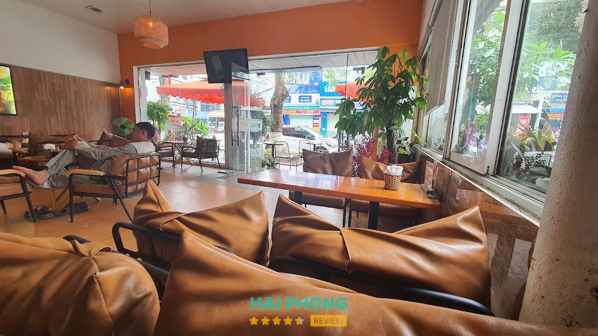 Khu vực bàn ghế tại G.E.M coffee