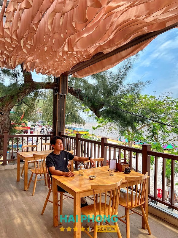 Khu vực bàn ghế Le Vent Coffee & Bar