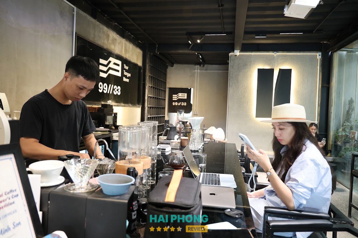 99//33 Coffee Bar - phong cách tối giản