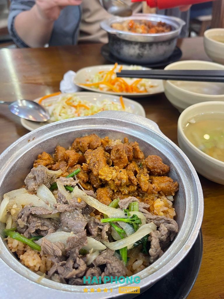 Không gian và món ăn tại Cơm Thố Anh Nguyễn