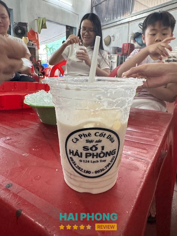 Cốc dừa dầm với nhiều topping tại Hiền Béo