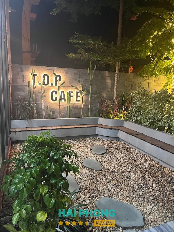 Không gian xanh tại T.O.P Cafe And Eatery Dương Kinh
