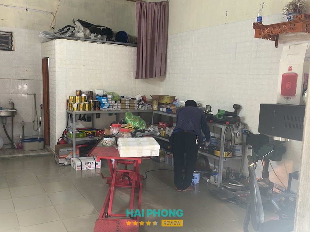 Khu vực sửa xe tại cửa hàng